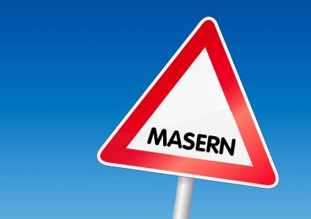 Arzt impft ein junges Mädchen (Foto: © istock.com - pixel_away)